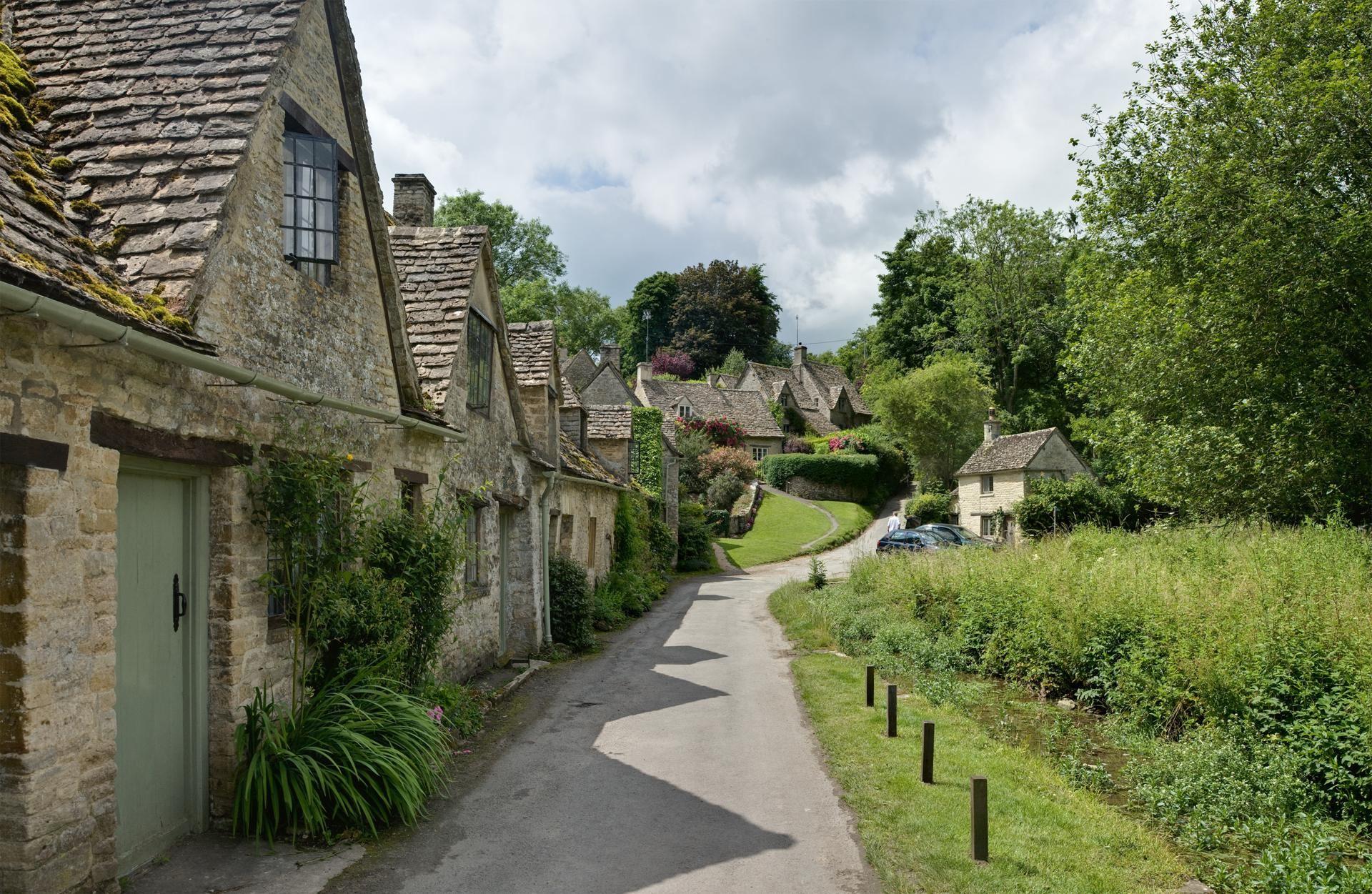 Honey-stone cottages in the Cotswolds